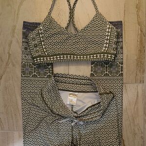 Sarah’s day and white fox leggings and sports bra